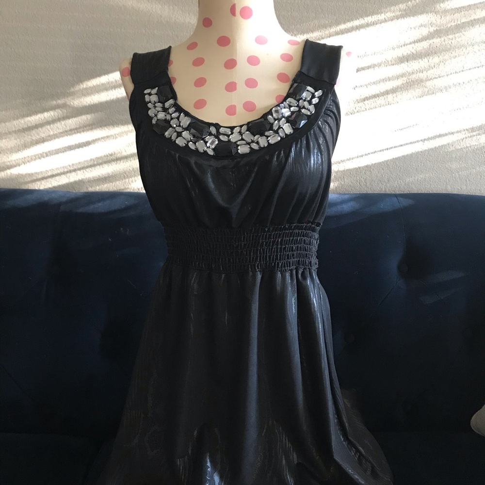 Beautiful top with rhinestone detail   Small